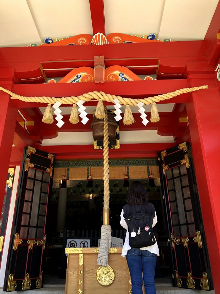 品川神社、本殿、参拝する女性
