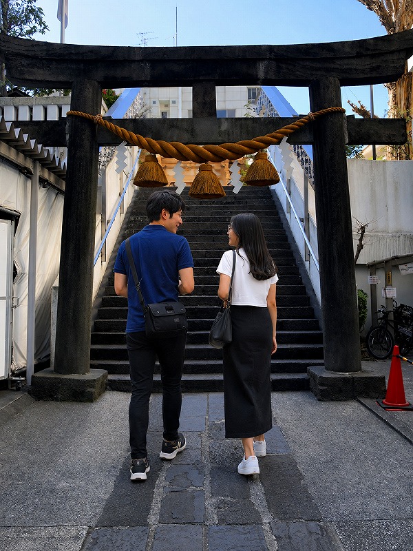 高輪神社、鳥居前、佐久間とやよい